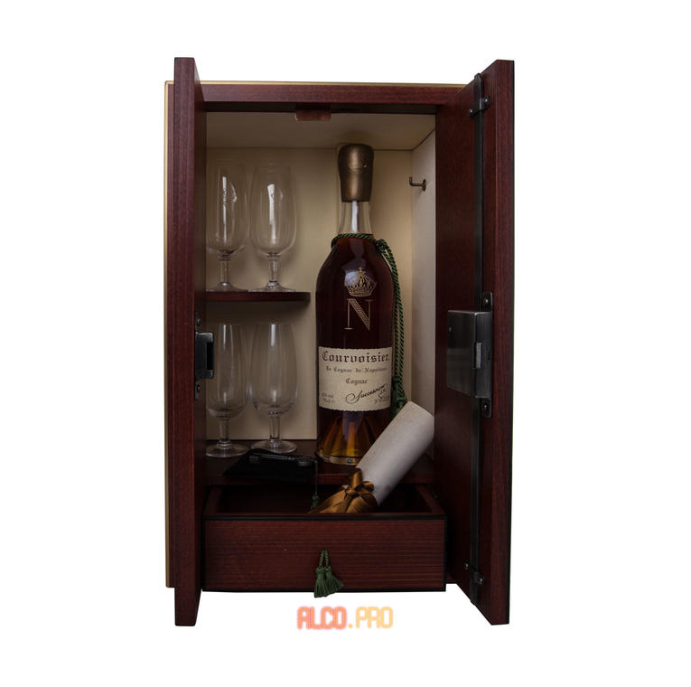 Courvoisier Succession J.S. with 4-glasses box 0,7l Коньяк Курвуазье Сюксэсьен ЖС + 4 бокала 0,7л в п/у